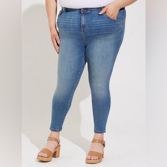 Torrid Medium Wash Midfit Super Skinny Jeans - New - Size 14 - Picture 1 of 6